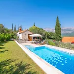Villa Lucija *